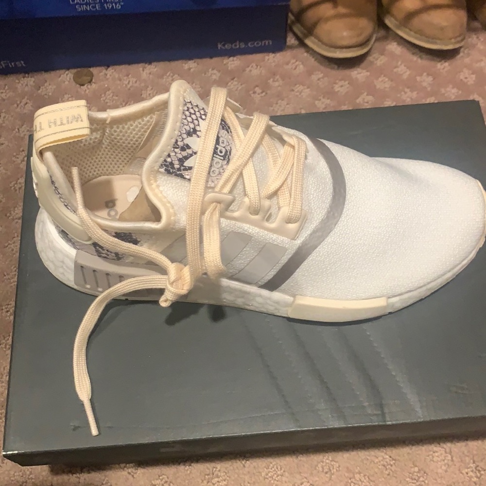 NWOT Adidas NMD-R1